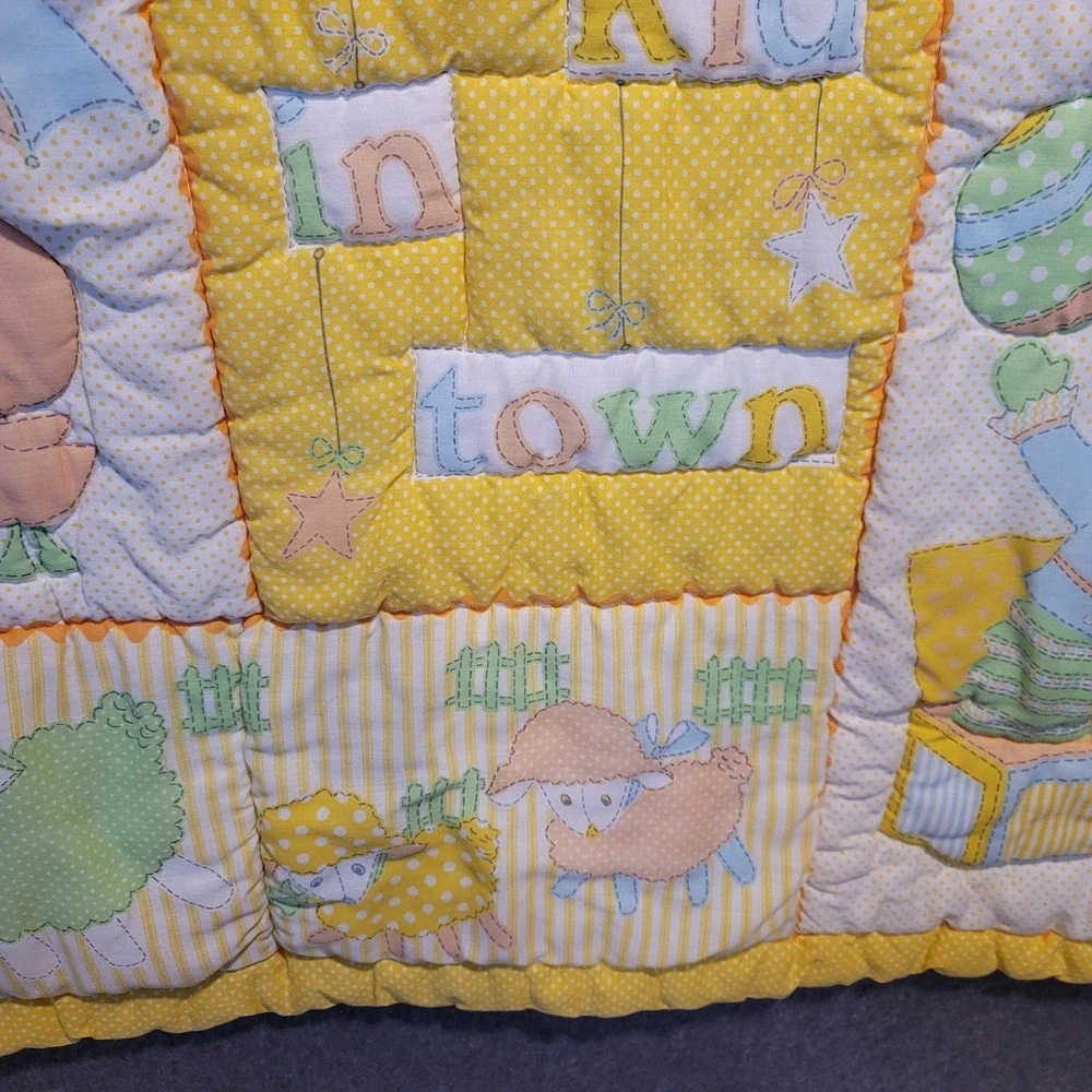 VIntage Downlon‎ Baby Quilt Yellow New Kid In Town Crib Blanket
